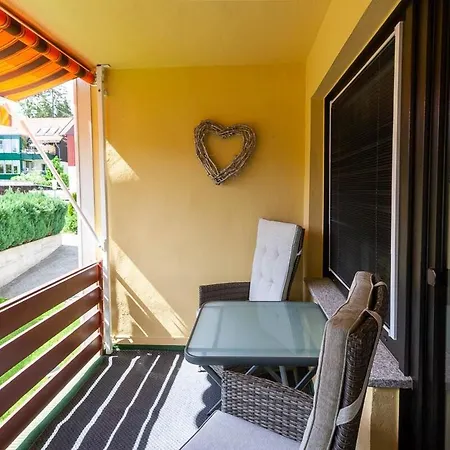 Meisiek Mit Balkon